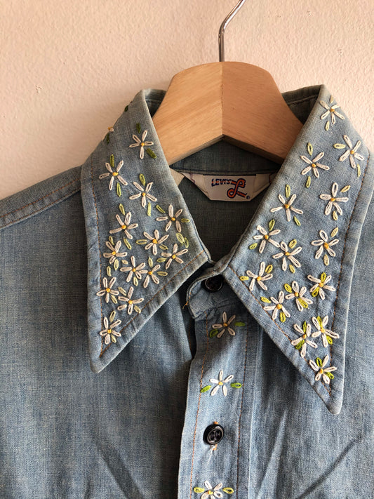 Vintage 1970’s Levi’s Embroidered Chambray Button-Up Shirt - La Lovely Vintage