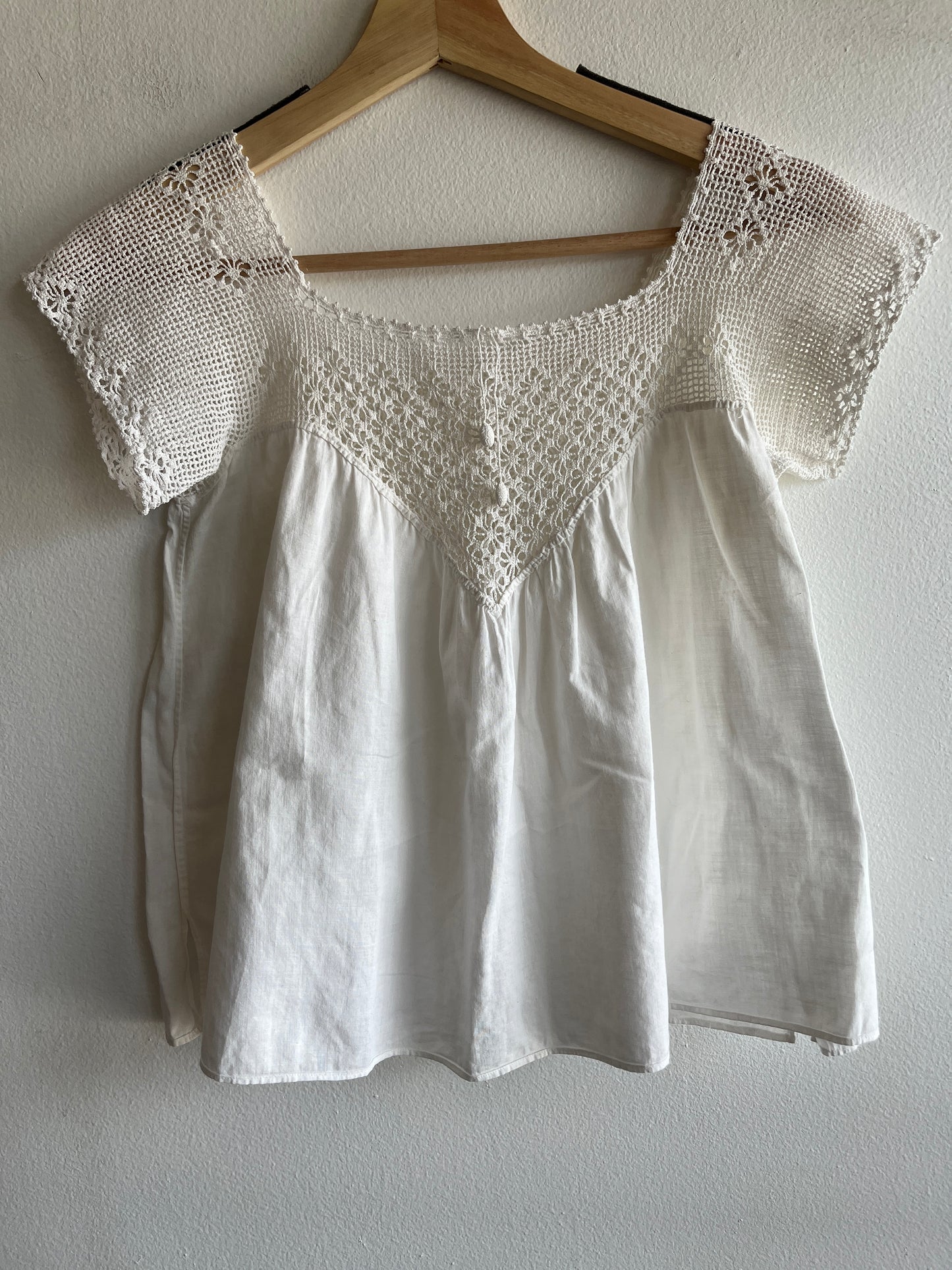 Vintage 1960/70’s Yoke Top Linen Crochet Blouse