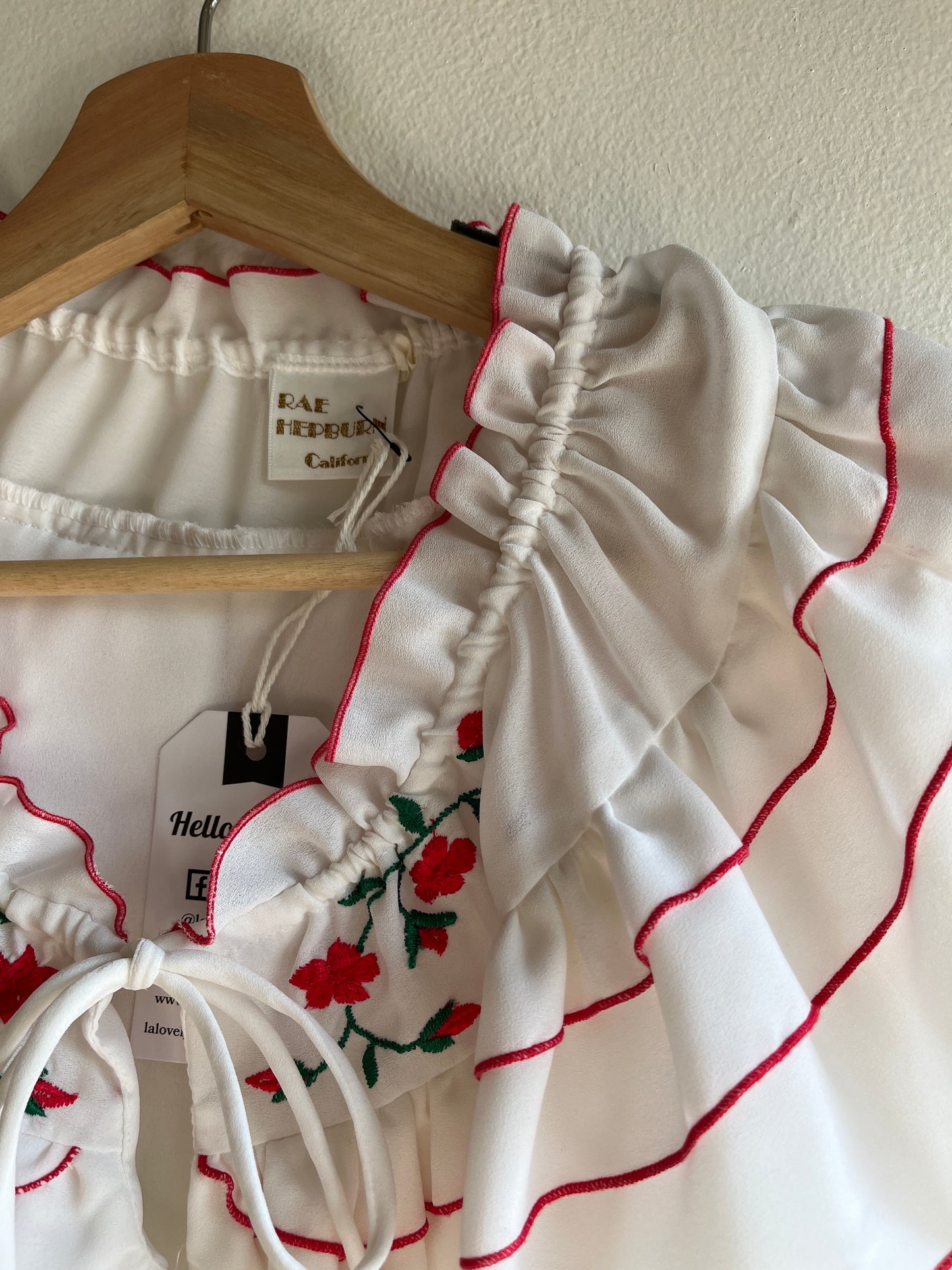 Vintage 1970’s Sleeveless Ruffled Blouse - La Lovely Vintage 
