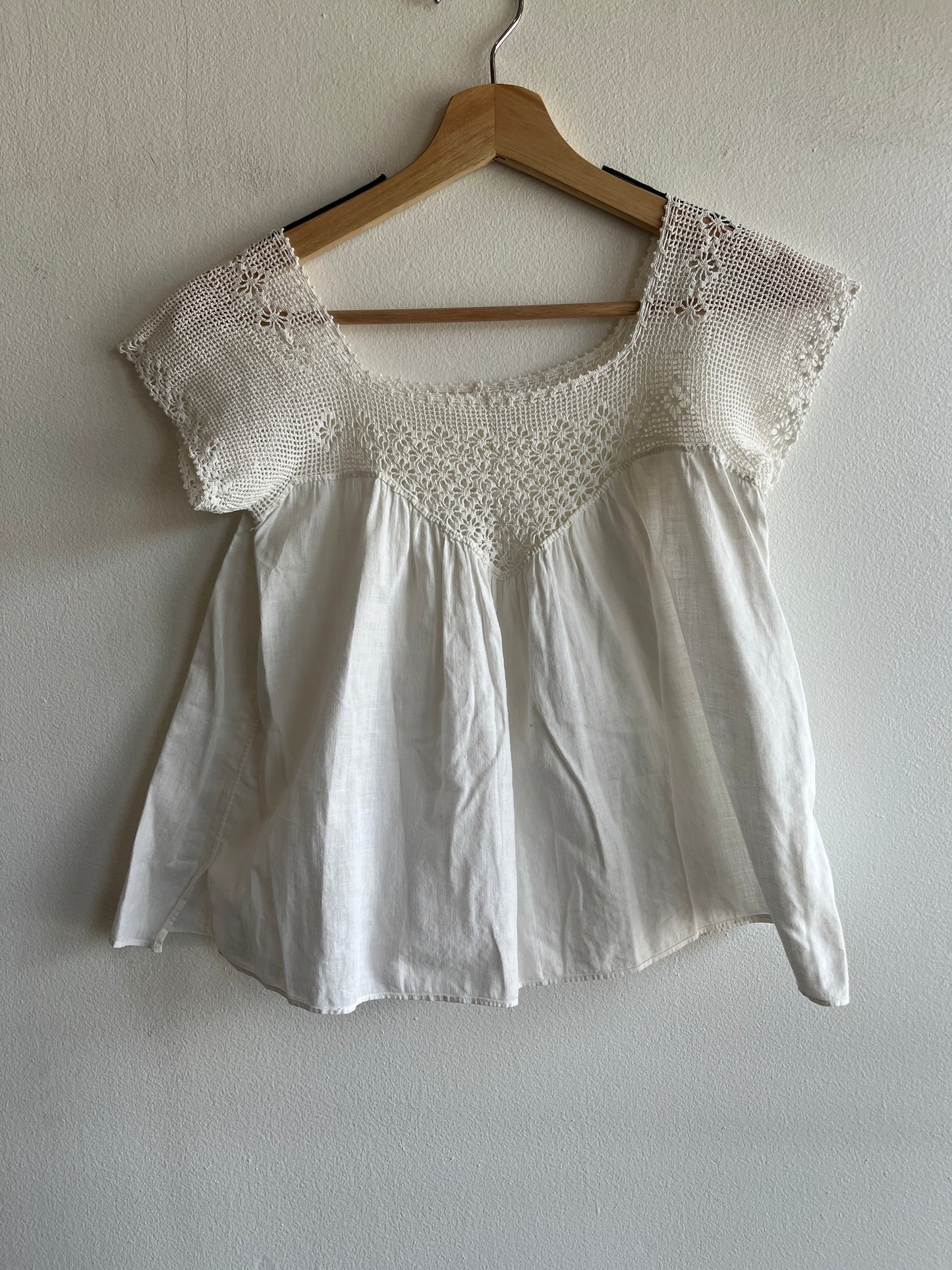 Vintage 1960/70’s Yoke Top Linen Crochet Blouse