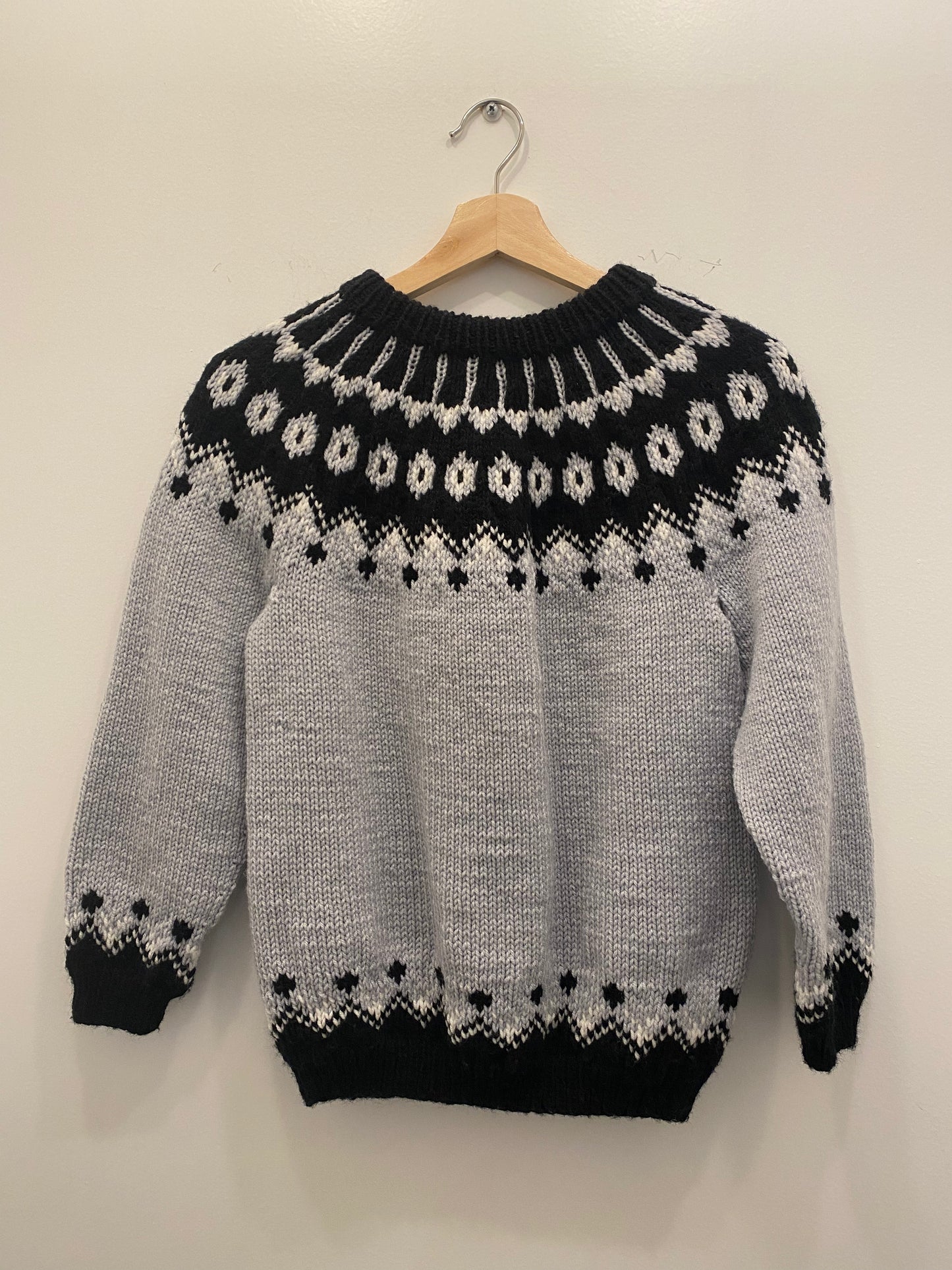 70s hand knit grey and black Nordic sweater - La Lovely Vintage 